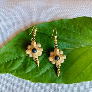 Beautiful well-crafted gold drop earrings